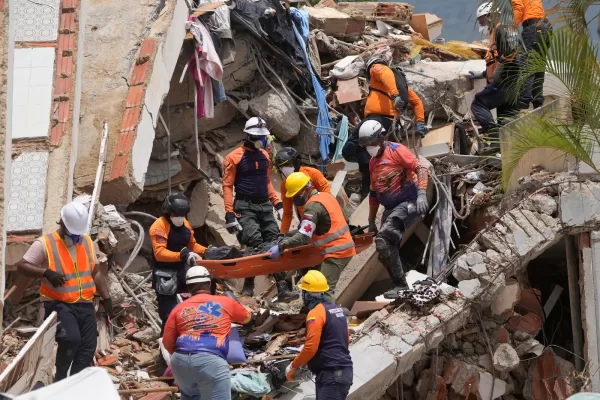 Rescue workers carry the body of an earthquake victim in La Guaira, Venezuela, Tuesday, June 30, 2026. (AP Photo/Fernando Vergara) Rescue workers carry the body of an earthquake victim in La Guaira, Venezuela, Tuesday, June 30, 2026. (AP Photo/Fernando Vergara)