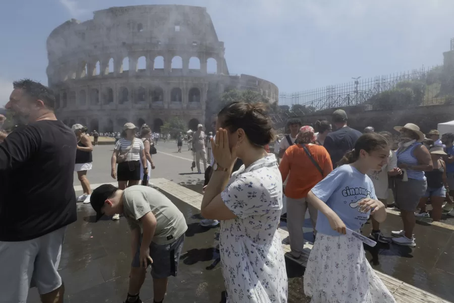 Ondata di caldo : Turisti giocano i i getti dacqua al Colosseo  Mercoledì 01 Luglio  2026   RomaItalia (foto di Cecilia Fabiano/ LaPresse) 

Hot wave , tourists playing  with water blowed by a car of the civil protection to fight the hot summer near Coliseum Rome  Italy   July 01, Wednesday 2026 – News – (photo by Cecilia Fabiano/LaPresse