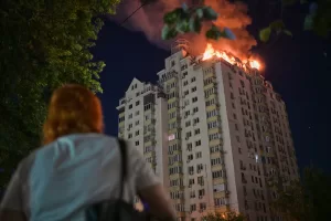 A woman looks at an apartment building burning after a Russian missile attack in Kyiv, Ukraine, Thursday, July 2, 2026. (AP Photo/Danylo Antoniuk)





Associate Press/ LaPresse
Only Italy and Spain