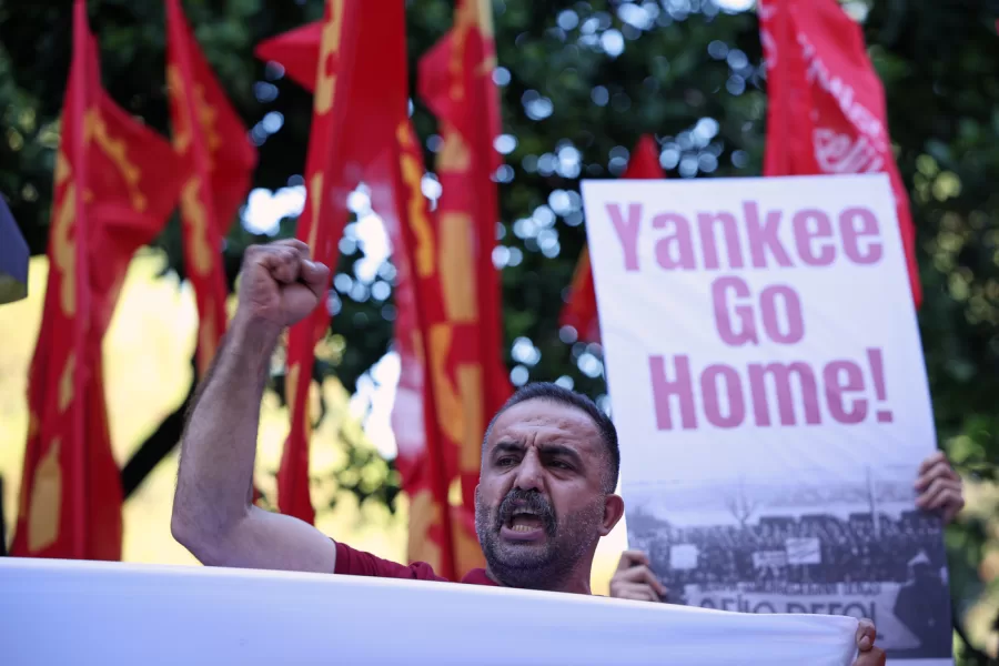 Proteste a Istanbul contro il vertice della NATO in Turchia