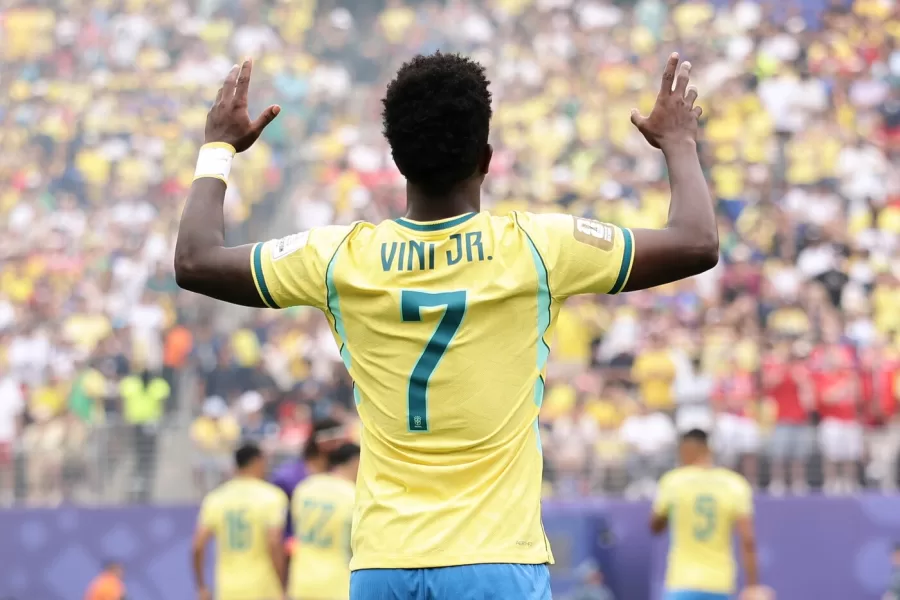 Vinicius si mostra sui social dopo un intervento al mento. I fan: “Sembra un altro”