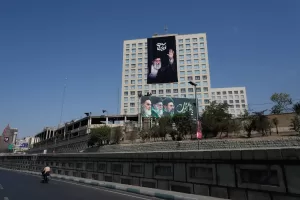 A lone motorcyclist rides past a large banner depicting the late Iranian Supreme Leader Ayatollah Ali Khamenei, top, and a billboard below showing, from left, the late revolutionary founder Ayatollah Ruhollah Khomeini, the late Ayatollah Ali Khamenei and Iran’s Supreme Leader Ayatollah Mojtaba Khamenei in Tehran, Iran, Monday, July 6, 2026. (AP Photo/Vahid Salemi)





Associate Press/ LaPresse
Only Italy and Spain