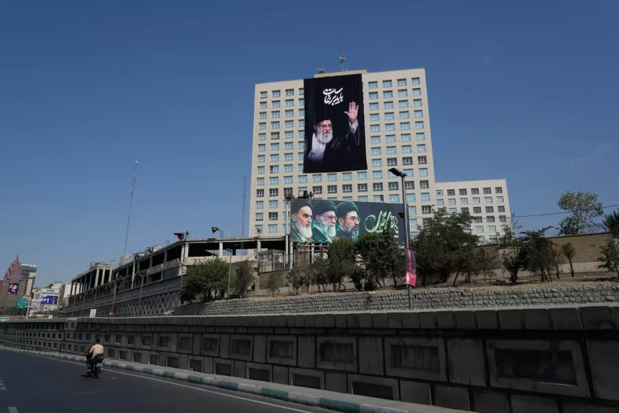 A lone motorcyclist rides past a large banner depicting the late Iranian Supreme Leader Ayatollah Ali Khamenei, top, and a billboard below showing, from left, the late revolutionary founder Ayatollah Ruhollah Khomeini, the late Ayatollah Ali Khamenei and Iran’s Supreme Leader Ayatollah Mojtaba Khamenei in Tehran, Iran, Monday, July 6, 2026. (AP Photo/Vahid Salemi)





Associate Press/ LaPresse
Only Italy and Spain