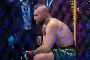 McGregor torna a combattere e si fa male dopo un minuto: cosa è successo McGregor torna a combattere e si fa male dopo un minuto: cosa è successo