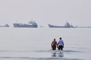 Two men wade in the waters of the Strait of Hormuz with vessels anchored in the background, off Bandar Abbas, Iran, Sunday, July 12, 2026. (Razieh Poudat/ISNA via AP) 



Associated Press / LaPresse
Only italy and spain