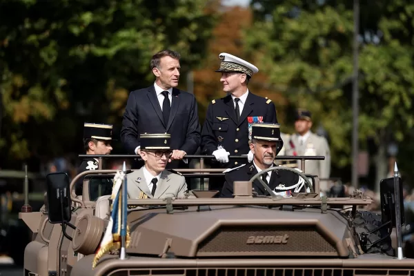 Macron guarda a Est, ma è a Sud che vince il fantasma di Mattei
