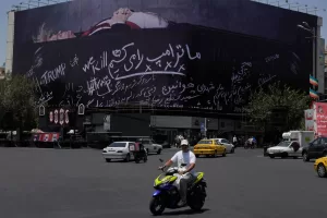 Iran, il murale con Trump nella bara: “Lo uccideremo”. Usa pronti a nuovi raid Iran, il murale con Trump nella bara: “Lo uccideremo”. Usa pronti a nuovi raid