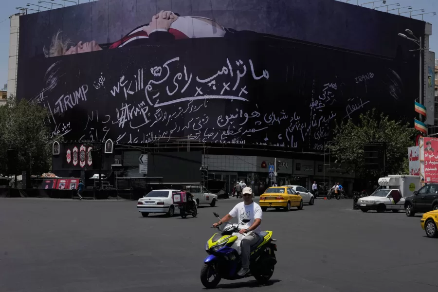 Iran, il murale con Trump nella bara: “Lo uccideremo”. Usa pronti a nuovi raid