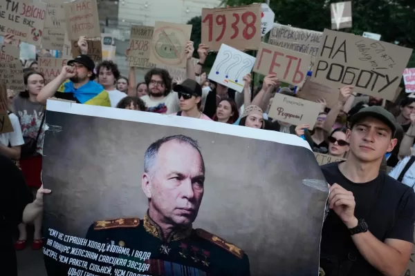 Activists hold a portrait of Ukraine’s Armed Forces Commander-in-Chief Oleksandr Syrskyi demanding his resignation during a rally to denounce President Volodymyr Zelenskyy’s decision to dismiss Defense Minister Mykhailo Fedorov after six months in the post, in Kyiv, Ukraine, Saturday, July 18, 2026. (AP Photo/Efrem Lukatsky)