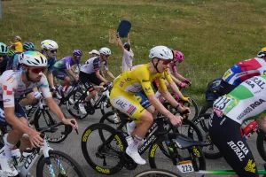 Controlli notturni antidoping al Tour: oltre a Pogacar test per Evenepoel e Red Bull