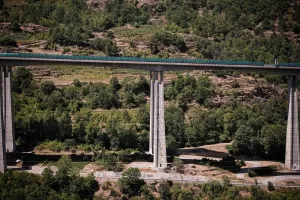 Il cantiere della TAV di Chiomonte, dove sabato, durante la manifestazione del movimento No Tav nell’ambito del Festival dell’Alta Felicità, si sono registrati scontri che hanno causato 126 feriti tra le forze dell’ordine. Sono 436 invece le persone identificate, tra cui anche cittadini provenienti da Francia, Germania e Belgio. Telt, la società italo-francese incaricata della realizzazione della linea Torino-Lione, quantifica i danni al solo cantiere in circa 1 milione di euro.
– Lunedì, 27 Luglio , 2026. News  (Photo by Marco Alpozzi/Lapresse)


The TAV construction site in Chiomonte, where clashes broke out on Saturday during a protest by the No Tav movement as part of the Festival dell’Alta Felicità, leaving 126 law enforcement officers injured. A total of 436 people were identified, including citizens from France, Germany, and Belgium. Telt, the Franco-Italian company in charge of the Turin-Lyon high-speed rail line, estimates the damages to the site alone at around 1 million euros.
 – Monday, July 27, 2026. News  (Photo by Marco Alpozzi/Lapresse)