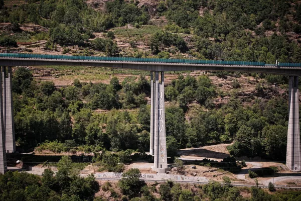 Il cantiere della TAV di Chiomonte, dove sabato, durante la manifestazione del movimento No Tav nell’ambito del Festival dell’Alta Felicità, si sono registrati scontri che hanno causato 126 feriti tra le forze dell’ordine. Sono 436 invece le persone identificate, tra cui anche cittadini provenienti da Francia, Germania e Belgio. Telt, la società italo-francese incaricata della realizzazione della linea Torino-Lione, quantifica i danni al solo cantiere in circa 1 milione di euro.
– Lunedì, 27 Luglio , 2026. News  (Photo by Marco Alpozzi/Lapresse)


The TAV construction site in Chiomonte, where clashes broke out on Saturday during a protest by the No Tav movement as part of the Festival dell’Alta Felicità, leaving 126 law enforcement officers injured. A total of 436 people were identified, including citizens from France, Germany, and Belgium. Telt, the Franco-Italian company in charge of the Turin-Lyon high-speed rail line, estimates the damages to the site alone at around 1 million euros.
 – Monday, July 27, 2026. News  (Photo by Marco Alpozzi/Lapresse)