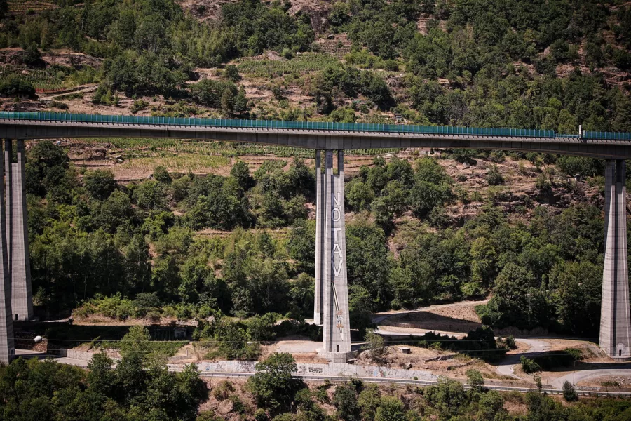 Il cantiere della TAV di Chiomonte, dove sabato, durante la manifestazione del movimento No Tav nell’ambito del Festival dell’Alta Felicità, si sono registrati scontri che hanno causato 126 feriti tra le forze dell’ordine. Sono 436 invece le persone identificate, tra cui anche cittadini provenienti da Francia, Germania e Belgio. Telt, la società italo-francese incaricata della realizzazione della linea Torino-Lione, quantifica i danni al solo cantiere in circa 1 milione di euro.
– Lunedì, 27 Luglio , 2026. News  (Photo by Marco Alpozzi/Lapresse)


The TAV construction site in Chiomonte, where clashes broke out on Saturday during a protest by the No Tav movement as part of the Festival dell’Alta Felicità, leaving 126 law enforcement officers injured. A total of 436 people were identified, including citizens from France, Germany, and Belgium. Telt, the Franco-Italian company in charge of the Turin-Lyon high-speed rail line, estimates the damages to the site alone at around 1 million euros.
 – Monday, July 27, 2026. News  (Photo by Marco Alpozzi/Lapresse)