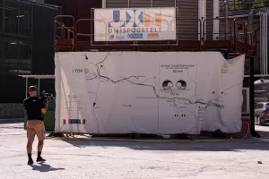 Il cantiere della TAV di Chiomonte, dove sabato, durante la manifestazione del movimento No Tav nell’ambito del Festival dell’Alta Felicità, si sono registrati scontri che hanno causato 126 feriti tra le forze dell’ordine. Sono 436 invece le persone identificate, tra cui anche cittadini provenienti da Francia, Germania e Belgio. Telt, la società italo-francese incaricata della realizzazione della linea Torino-Lione, quantifica i danni al solo cantiere in circa 1 milione di euro.
– Lunedì, 27 Luglio , 2026. News  (Photo by Marco Alpozzi/Lapresse)


The TAV construction site in Chiomonte, where clashes broke out on Saturday during a protest by the No Tav movement as part of the Festival dell’Alta Felicità, leaving 126 law enforcement officers injured. A total of 436 people were identified, including citizens from France, Germany, and Belgium. Telt, the Franco-Italian company in charge of the Turin-Lyon high-speed rail line, estimates the damages to the site alone at around 1 million euros.
 – Monday, July 27, 2026. News  (Photo by Marco Alpozzi/Lapresse)