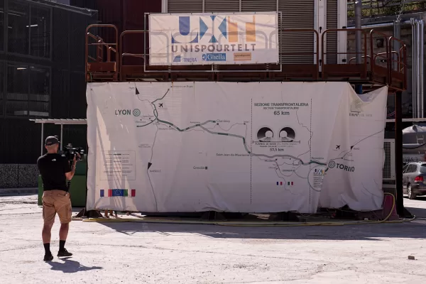 Il cantiere della TAV di Chiomonte, dove sabato, durante la manifestazione del movimento No Tav nell’ambito del Festival dell’Alta Felicità, si sono registrati scontri che hanno causato 126 feriti tra le forze dell’ordine. Sono 436 invece le persone identificate, tra cui anche cittadini provenienti da Francia, Germania e Belgio. Telt, la società italo-francese incaricata della realizzazione della linea Torino-Lione, quantifica i danni al solo cantiere in circa 1 milione di euro.
– Lunedì, 27 Luglio , 2026. News  (Photo by Marco Alpozzi/Lapresse)


The TAV construction site in Chiomonte, where clashes broke out on Saturday during a protest by the No Tav movement as part of the Festival dell’Alta Felicità, leaving 126 law enforcement officers injured. A total of 436 people were identified, including citizens from France, Germany, and Belgium. Telt, the Franco-Italian company in charge of the Turin-Lyon high-speed rail line, estimates the damages to the site alone at around 1 million euros.
 – Monday, July 27, 2026. News  (Photo by Marco Alpozzi/Lapresse)