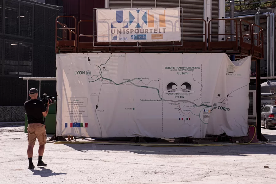 Il cantiere della TAV di Chiomonte, dove sabato, durante la manifestazione del movimento No Tav nell’ambito del Festival dell’Alta Felicità, si sono registrati scontri che hanno causato 126 feriti tra le forze dell’ordine. Sono 436 invece le persone identificate, tra cui anche cittadini provenienti da Francia, Germania e Belgio. Telt, la società italo-francese incaricata della realizzazione della linea Torino-Lione, quantifica i danni al solo cantiere in circa 1 milione di euro.
– Lunedì, 27 Luglio , 2026. News  (Photo by Marco Alpozzi/Lapresse)


The TAV construction site in Chiomonte, where clashes broke out on Saturday during a protest by the No Tav movement as part of the Festival dell’Alta Felicità, leaving 126 law enforcement officers injured. A total of 436 people were identified, including citizens from France, Germany, and Belgium. Telt, the Franco-Italian company in charge of the Turin-Lyon high-speed rail line, estimates the damages to the site alone at around 1 million euros.
 – Monday, July 27, 2026. News  (Photo by Marco Alpozzi/Lapresse)