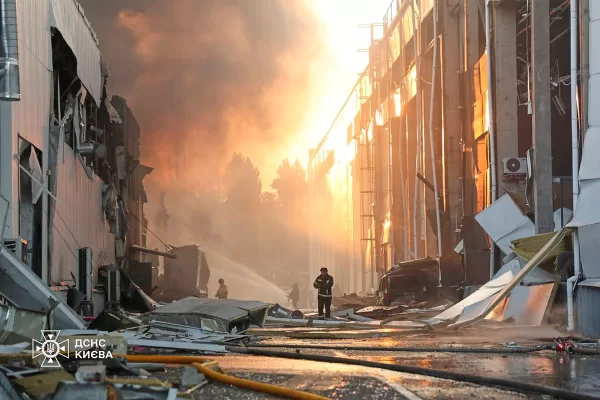 In this photo provided by the Ukrainian Emergency Service, emergency services personnel work to extinguish a fire following a Russian air attack in Kyiv, Ukraine, Thursday, July 16, 2026. (Ukrainian Emergency Service via AP)





Associate Press/ LaPresse
Only Italy and Spain