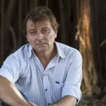 Cesare Battisti e le due ore (sorvegliate) con il figlio, lo Stato si contraddice da solo: prima l’ok, poi lo stop per pericolo di fuga