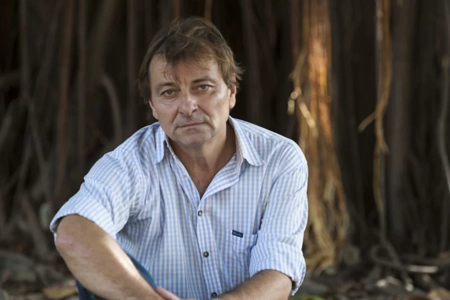 Cesare Battisti e le due ore (sorvegliate) con il figlio, lo Stato si contraddice da solo: prima l’ok, poi lo stop per pericolo di fuga