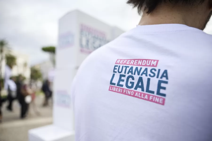 ROMA ASSOCIAZIONE LUCA COSCIONI CONSEGNA LE FIRME PER IL REFERENDUM EUTANASIA LEGALE IN CASSAZIONE