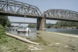 FIUME PO BARCHE BARCA
CLIMATE CHANGE FIUMI IN SECCA NELLA ZONA DELLA BASSA PADANA SICCITA DESERTIFICAZIONE CAMBIAMENTO CLIMATICO, PONTE, PONTI