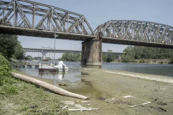 FIUME PO BARCHE BARCA
CLIMATE CHANGE FIUMI IN SECCA NELLA ZONA DELLA BASSA PADANA SICCITA DESERTIFICAZIONE CAMBIAMENTO CLIMATICO, PONTE, PONTI