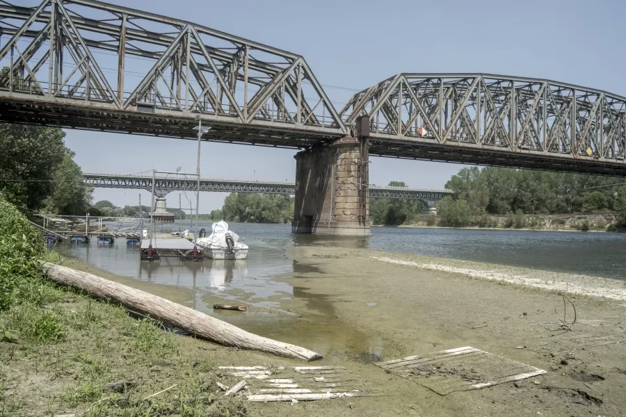 FIUME PO BARCHE BARCA
CLIMATE CHANGE FIUMI IN SECCA NELLA ZONA DELLA BASSA PADANA SICCITA DESERTIFICAZIONE CAMBIAMENTO CLIMATICO, PONTE, PONTI