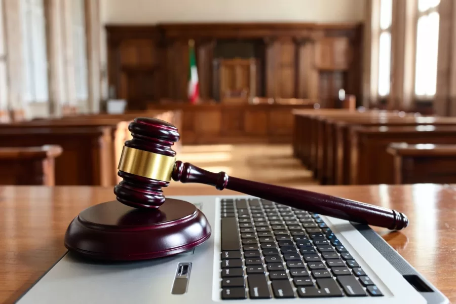 I magistrati scaricano i cancellieri poi chiedono soldi e risorse solo per i loro assistenti: “Non ci toccate gli addetti dell’ufficio del processo”