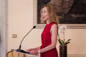 L’asse Italia-Irlanda, l’ambasciatrice McCullough: “Dal mercato unico ai rapporti solidi con gli Usa, i cittadini del Bel Paese attratti dai nostri prodotti premium” L’asse Italia-Irlanda, l’ambasciatrice McCullough: “Dal mercato unico ai rapporti solidi con gli Usa, i cittadini del Bel Paese attratti dai nostri prodotti premium”