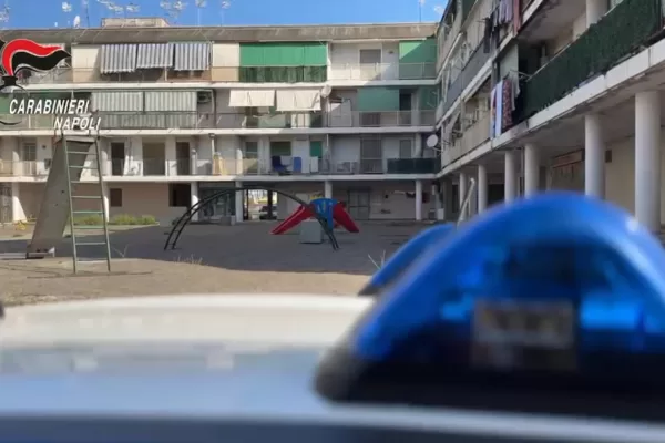 Blitz a Pianura, smantellata la piazza del ‘visionario’: lo spaccio fuori scuola e le mazzate al consigliere municipale dopo un incidente stradale