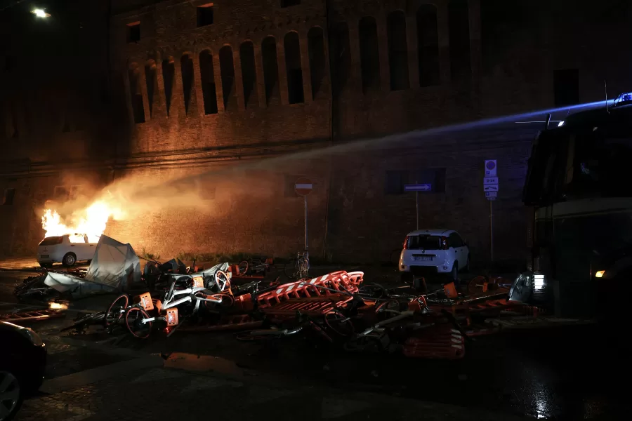 A Bologna torna il volto violento dei pro-Pal. Bufera sulla manifestazione convocata da Lepore