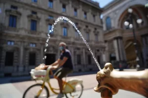 Caldo a Milano, un’estate infernale: stop al lavoro all’aperto per prevenire malori e decessi Caldo a Milano, un’estate infernale: stop al lavoro all’aperto per prevenire malori e decessi