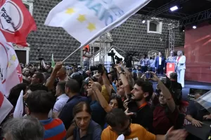 Il campo largo sta diventando l’ossigeno di Meloni, il programma non esiste e a Napoli la prima contestazione arriva da sinistra Il campo largo sta diventando l’ossigeno di Meloni, il programma non esiste e a Napoli la prima contestazione arriva da sinistra
