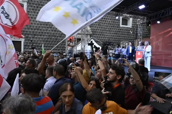 Il campo largo sta diventando l’ossigeno di Meloni, il programma non esiste e a Napoli la prima contestazione arriva da sinistra Il campo largo sta diventando l’ossigeno di Meloni, il programma non esiste e a Napoli la prima contestazione arriva da sinistra