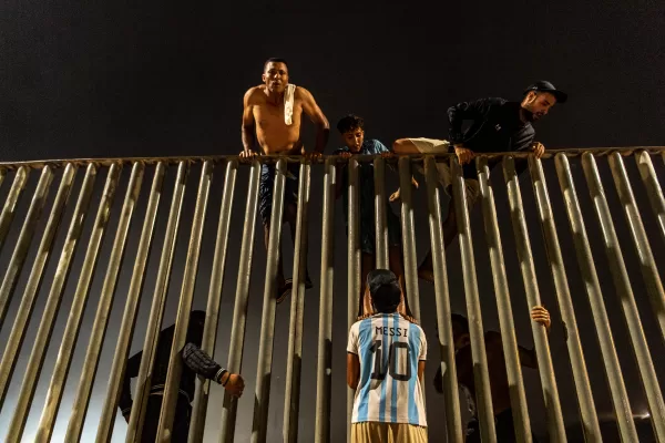 Migrants try to cross from Morocco into the Spanish enclave of Ceuta, Friday, July 31, 2026. (AP Photo/Antonio Sempere)





Associate Press/ LaPresse
Only Italy and Spain