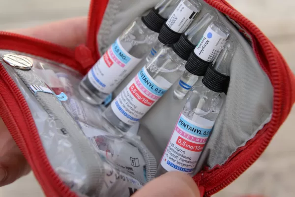 Das Medikament «Fentanyl» ist am 03.06.2016 in Leonberg (Baden-Württemberg) in der Medikamententasche des Rettungshelikopters Christoph 41 der DRF Luftrettung zu sehen. Photo by: Franziska Kraufmann/picture-alliance/dpa/AP Images