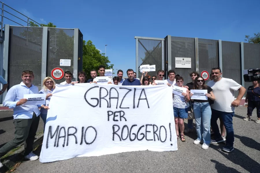 Ministro Matteo Salvini in visita a Mario Roggero, detenuto al carcere di Bollate, con manifestazione dei giovani della Lega, Milano (Italy) July 18, 2026 (Photo Claudio Furlan/LaPresse)



Minister Matteo Salvini visits Mario Roggero, an inmate at Bollate prison, with a demonstration by young members of the League, Milan (Italy), July 18, 2026 (Photo Claudio Furlan/LaPresse)