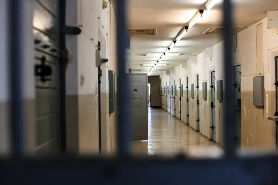 Uccise i figli della compagna, oggi Antonio Russo è anziano, malato e affaticato. E questo carcere non fa per lui