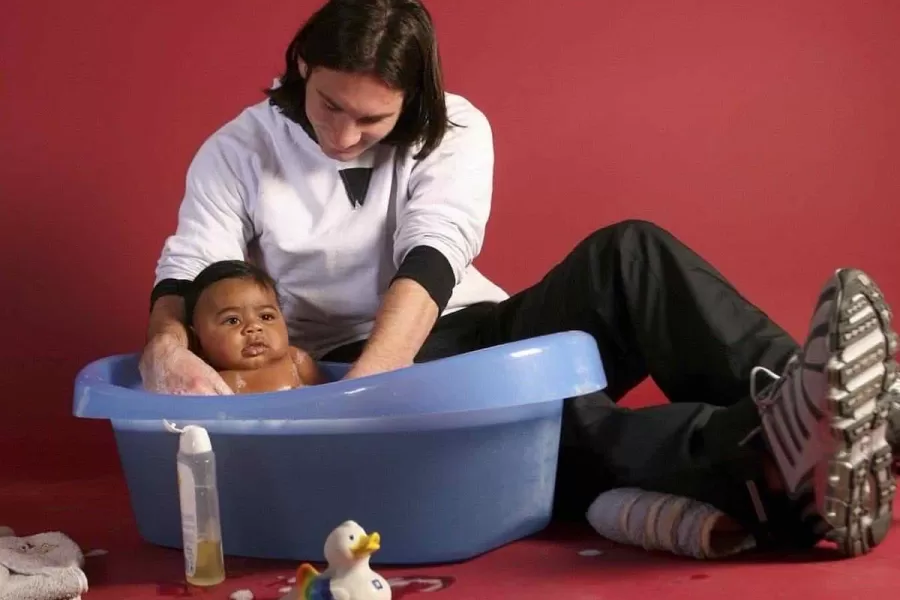 Messi e Yamal, l’incredibile storia della foto del fuoriclasse argentino che fa il bagnetto allo spagnolo neonato