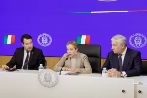 Il ministro delle Infrastrutture Matteo Salvini, la presidente del Consiglio Giorgia Meloni e il ministro degli Esteri Antonio Tajani durante l’illustrazione della legge di Bilancio in occasione della conferenza stampa al termine del Consiglio dei ministri a Palazzo Chigi, Roma, Venerdì 17 Ottobre 2025 (Foto Roberto Monaldo / LaPresse)
Infrastructure minister Matteo Salvini, premier Giorgia Meloni and Foreign minister Antonio Tajani during the presentation of the Budget law on the occasion of the press conference following the Council of Ministers at Palazzo Chigi, Rome, Friday, October 17, 2025 (Photo by Roberto Monaldo / LaPresse) Il ministro delle Infrastrutture Matteo Salvini, la presidente del Consiglio Giorgia Meloni e il ministro degli Esteri Antonio Tajani durante l’illustrazione della legge di Bilancio in occasione della conferenza stampa al termine del Consiglio dei ministri a Palazzo Chigi, Roma, Venerdì 17 Ottobre 2025 (Foto Roberto Monaldo / LaPresse)
Infrastructure minister Matteo Salvini, premier Giorgia Meloni and Foreign minister Antonio Tajani during the presentation of the Budget law on the occasion of the press conference following the Council of Ministers at Palazzo Chigi, Rome, Friday, October 17, 2025 (Photo by Roberto Monaldo / LaPresse)