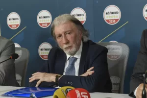 Scarpinato pretende trasparenza sulle chat di Delmastro. Ma sul suo caso invocava la privacy