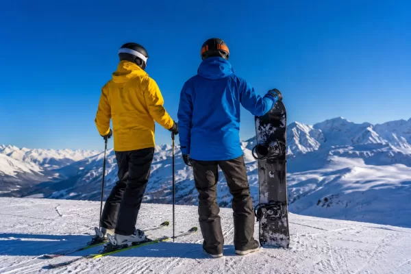 Sci o snowboard? Quali sono le differenze tra i due principali sport invernali