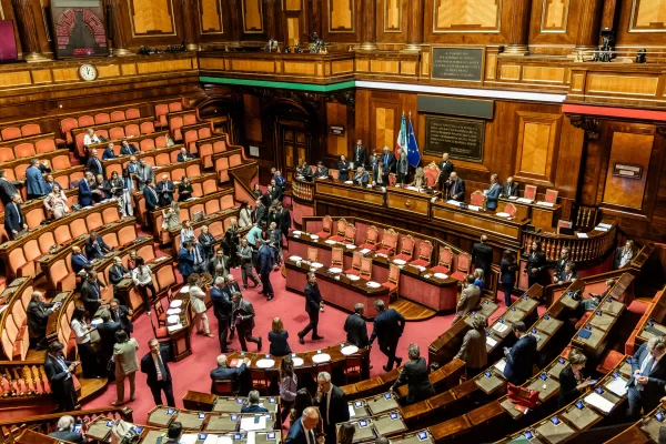Legge elettorale assurda: maggioranza al 42%, nessun ballottaggio e ripiego sul proporzionale. Il trucco per blindare i parlamentari