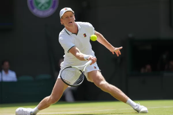 Sinner oggi in tv, sfida con Djokovic per la finale a Wimbledon: a che ora gioca e dove vedere gratis la partita