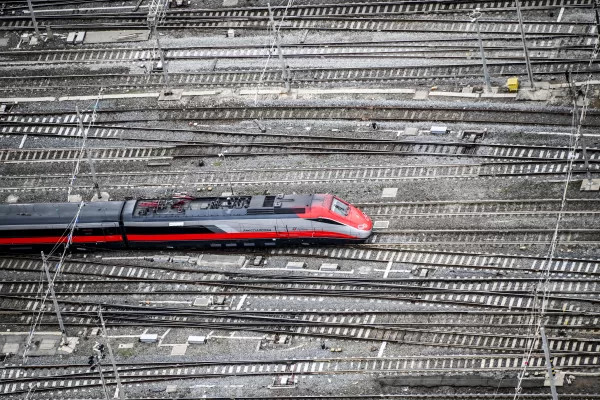 FOTOGRAFIE EFFETTUATE DALLELICOTTERO POLI 114 DELLA POLIZIA DI STATO 1° REPARTO VOLO PANORAMICA AEREA PANORAMICHE AEREE DI ROMA
STAZIONE TERMINI BINARIO BINARI TRENO AV ALTA VELOCITA’