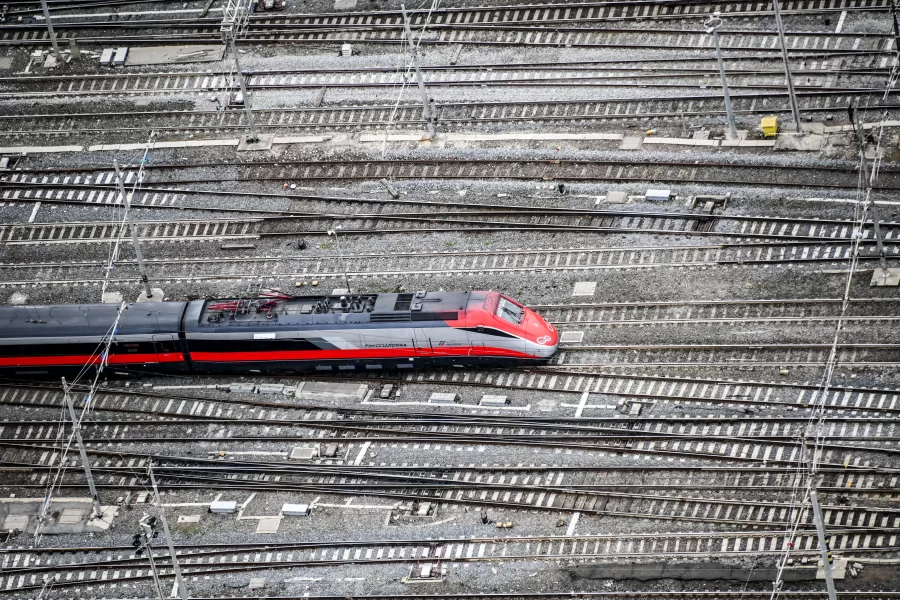 FOTOGRAFIE EFFETTUATE DALLELICOTTERO POLI 114 DELLA POLIZIA DI STATO 1° REPARTO VOLO PANORAMICA AEREA PANORAMICHE AEREE DI ROMA
STAZIONE TERMINI BINARIO BINARI TRENO AV ALTA VELOCITA’