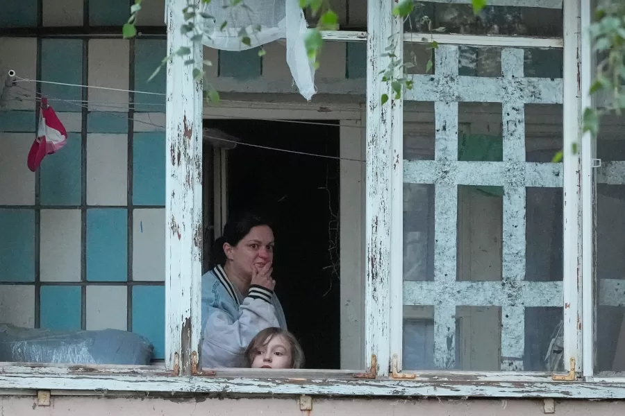 Local residents look out of the balcony at a building damaged by Russian missile attack in Kyiv, Ukraine, Monday, July 6, 2026. (AP Photo/Efrem Lukatsky)





Associate Press/ LaPresse
Only Italy and Spain