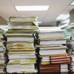Tribunali, c’è chi non vuole il digitale. Lo spreco di carta fa piangere ma qualcuno preferisce la motosega in Amazzonia