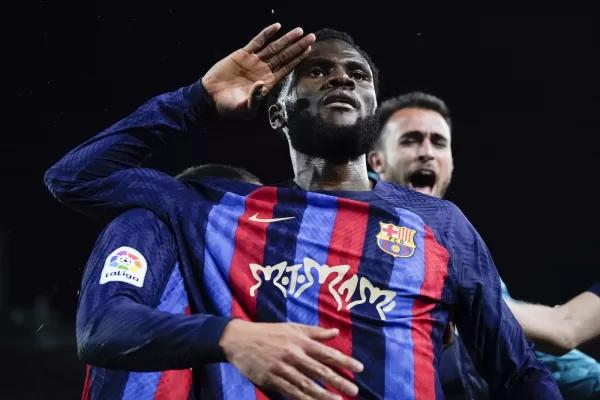 Calciomercato Kessie, è asta all’ultimo milione tra Juve e Roma per il centrocampista svincolato. Il duello tra Massara e Gasperini Calciomercato Kessie, è asta all’ultimo milione tra Juve e Roma per il centrocampista svincolato. Il duello tra Massara e Gasperini