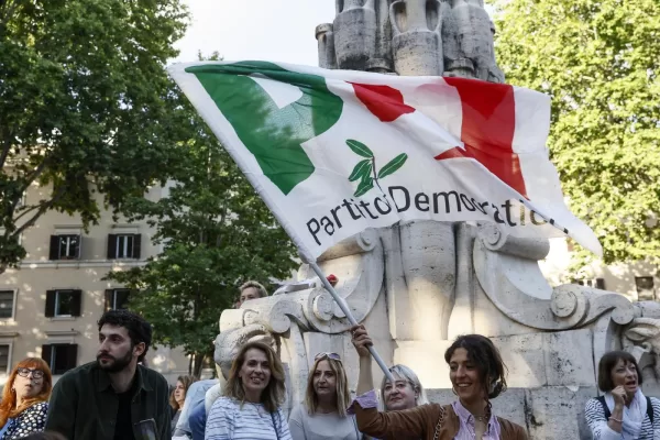Con le nostre famose facce idiote, l’amara fine della sinistra italiana: storia di una sinistra senza più un padre né una strada